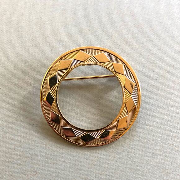 Gold Tone Circle Brooch Pin Round Wreath Diamond Pattern Retro Vintage - Picture 1 of 6